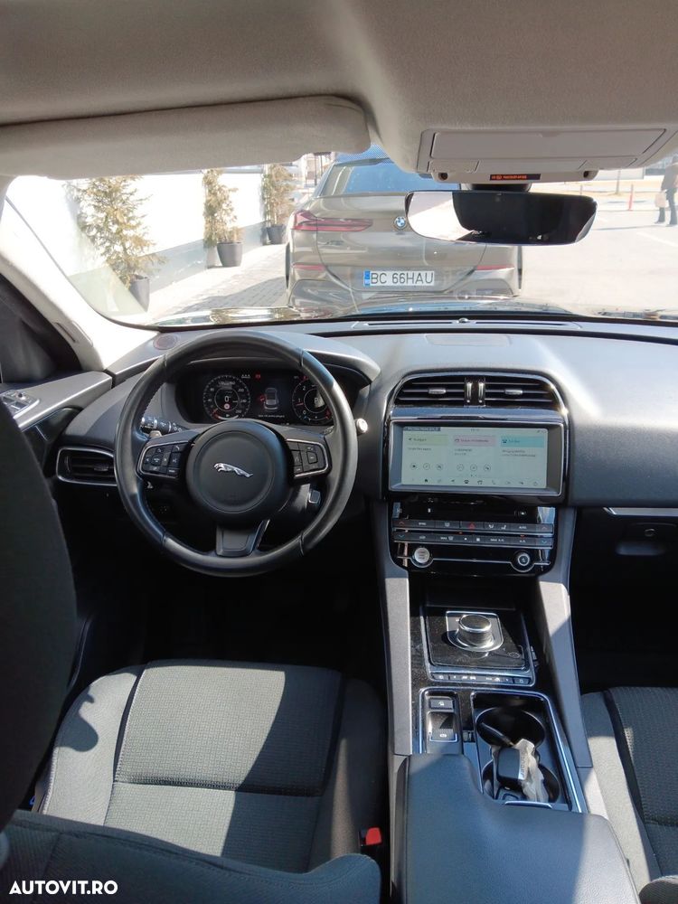 Jaguar F-Pace 20d RWD Pure - 8