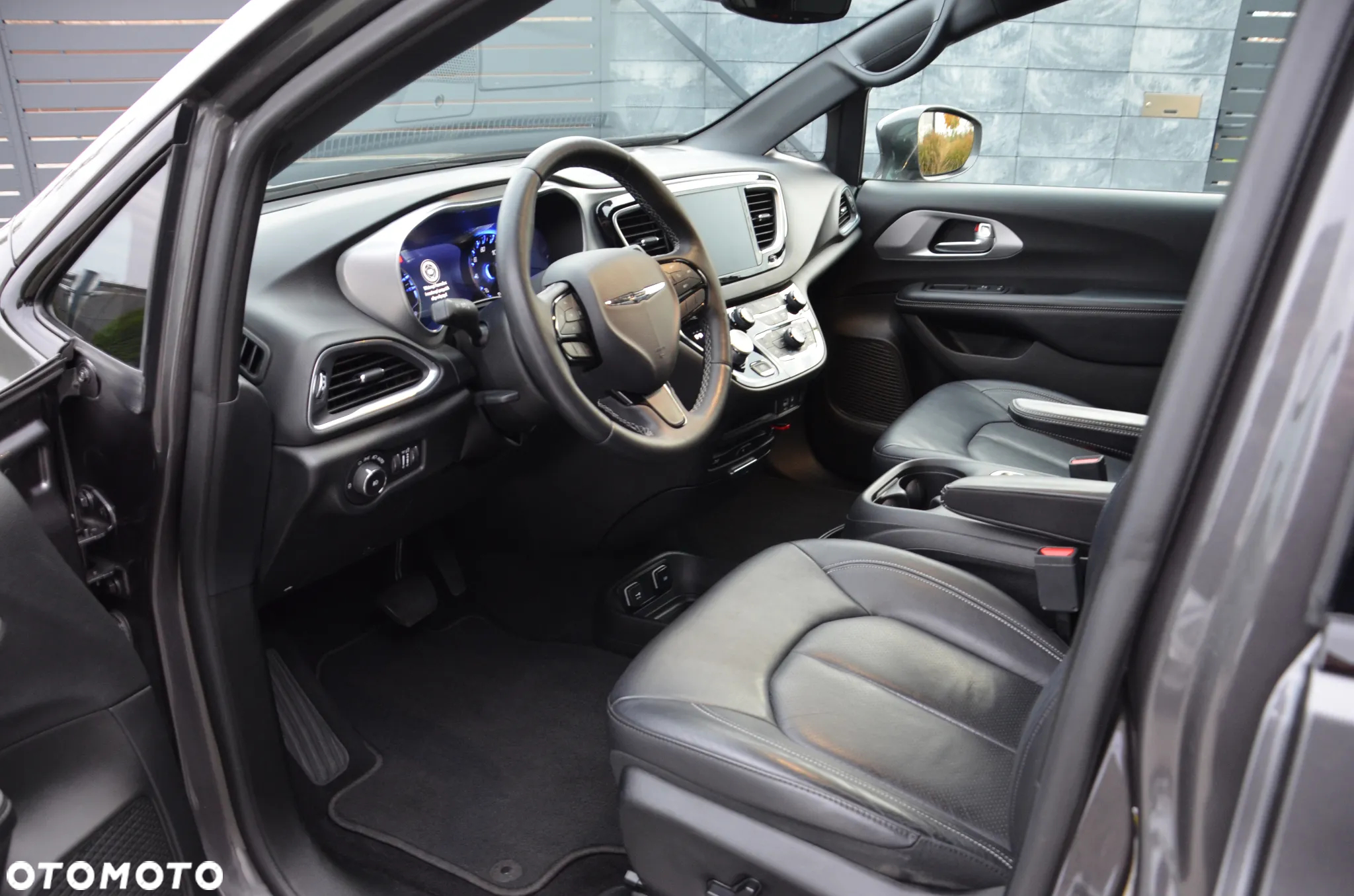 Chrysler Pacifica - 32