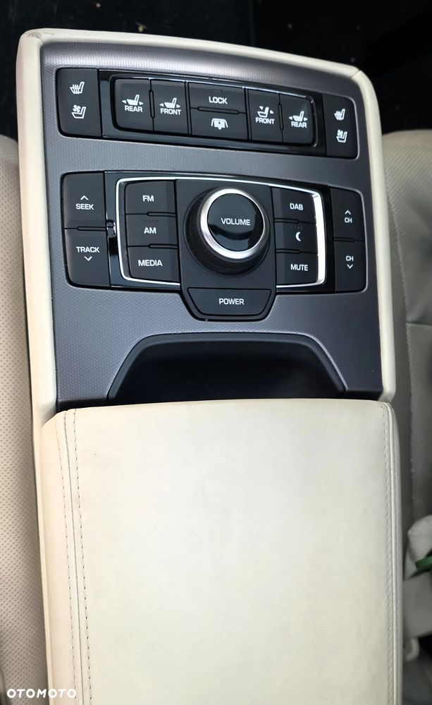 Hyundai Genesis 3.8 V6 GDI - 10