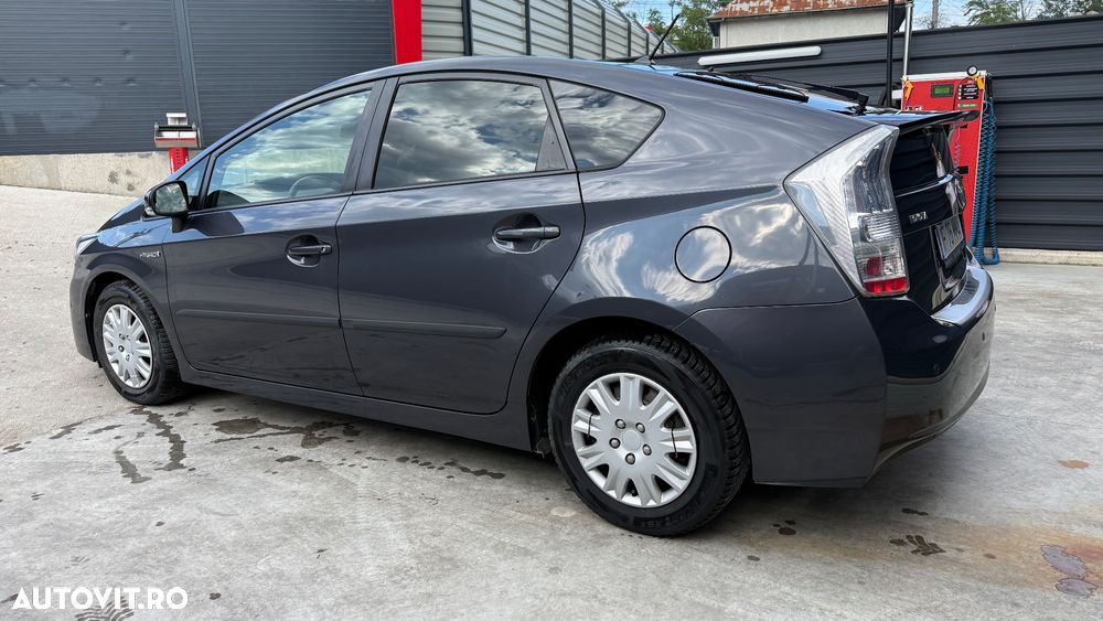Toyota Prius - 4