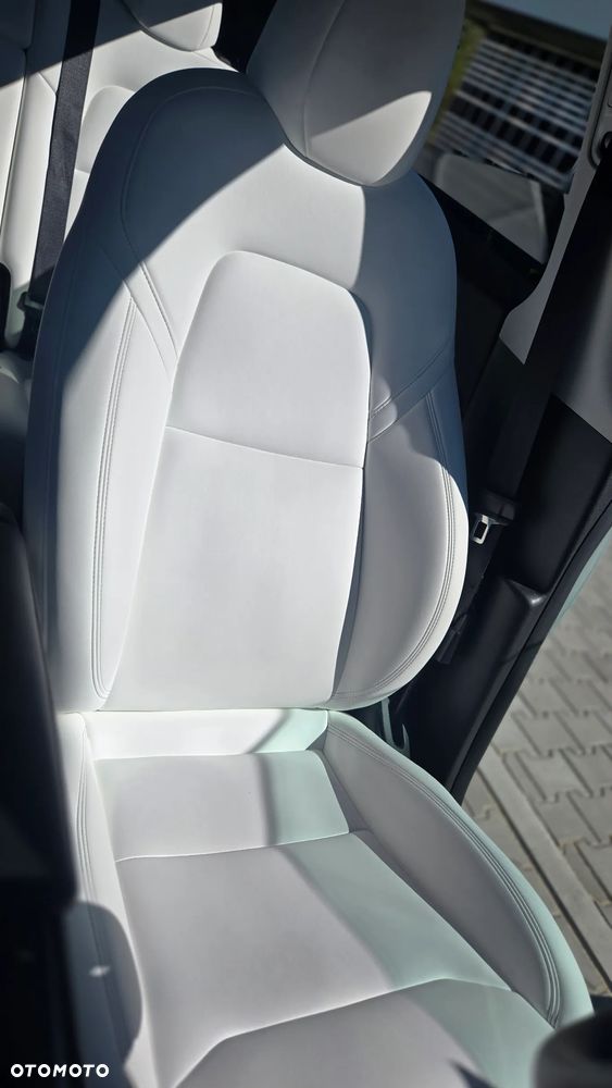Tesla Y Long Range AWD - 11