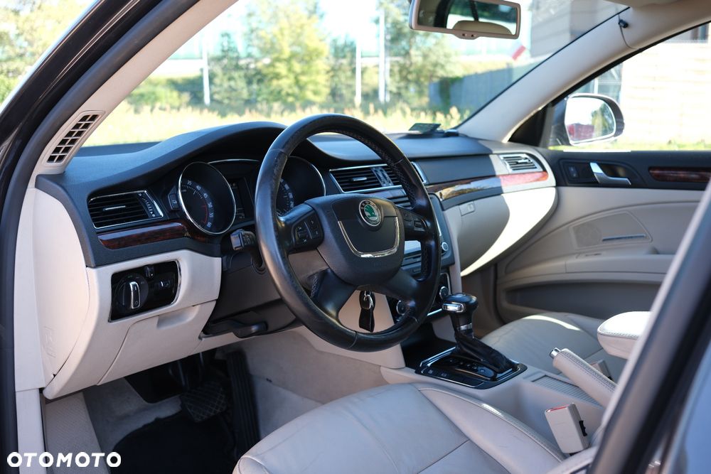 Skoda Superb 2.0 TDI Elegance DSG - 24