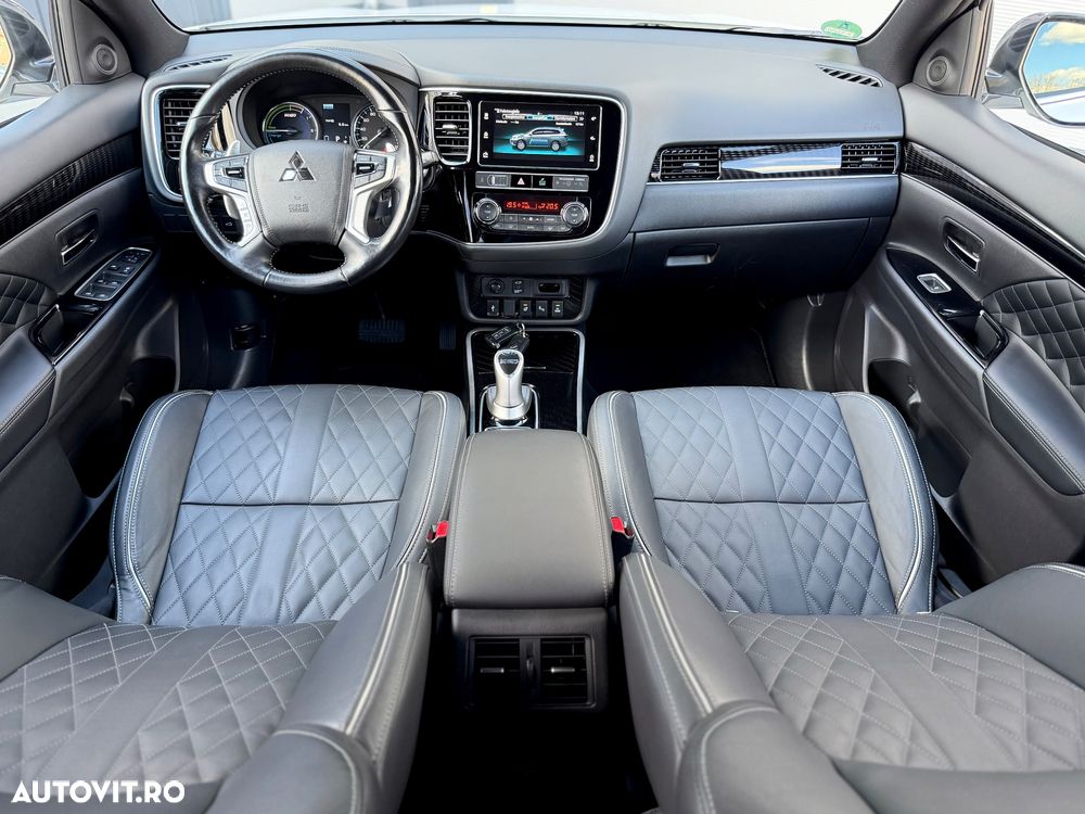 Mitsubishi Outlander ver-2-4-4wd-plug--in-hybrid-top - 29