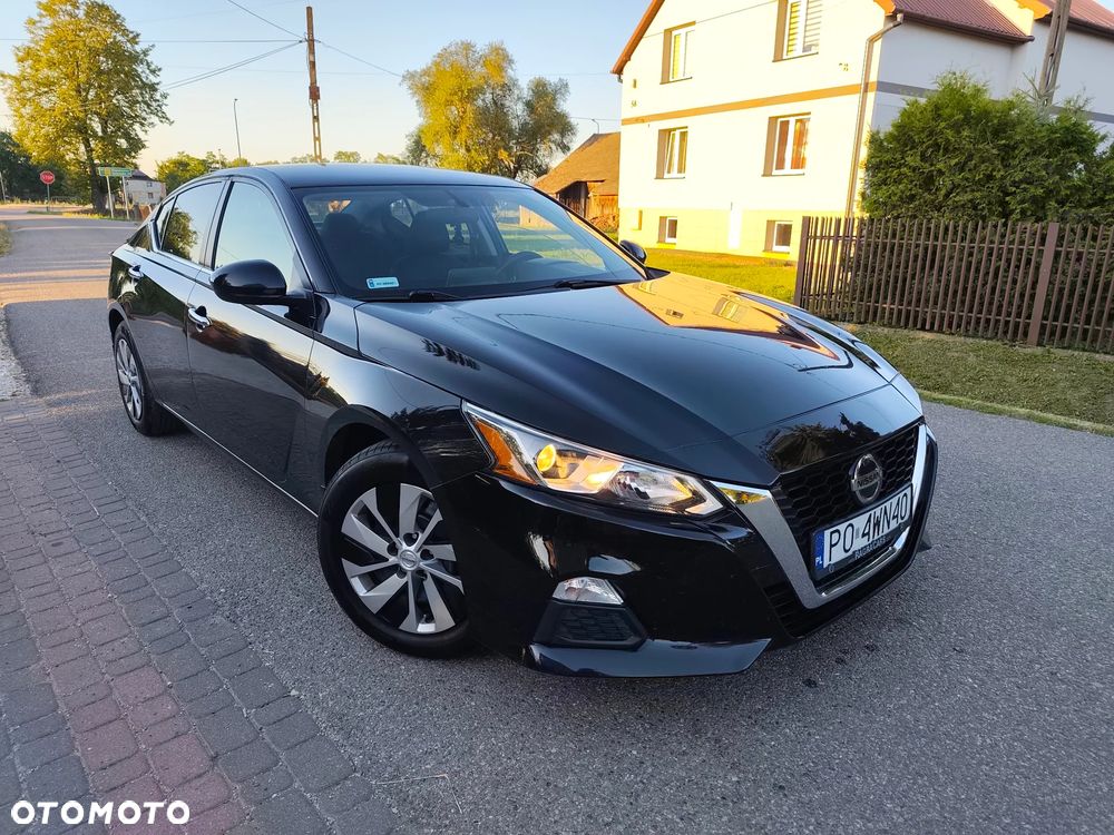 Nissan Altima - 1