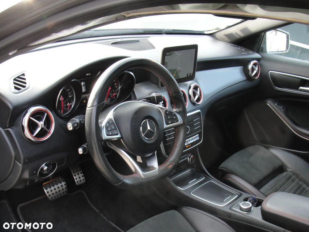 Mercedes-Benz GLA 200 7G-DCT AMG Line - 14