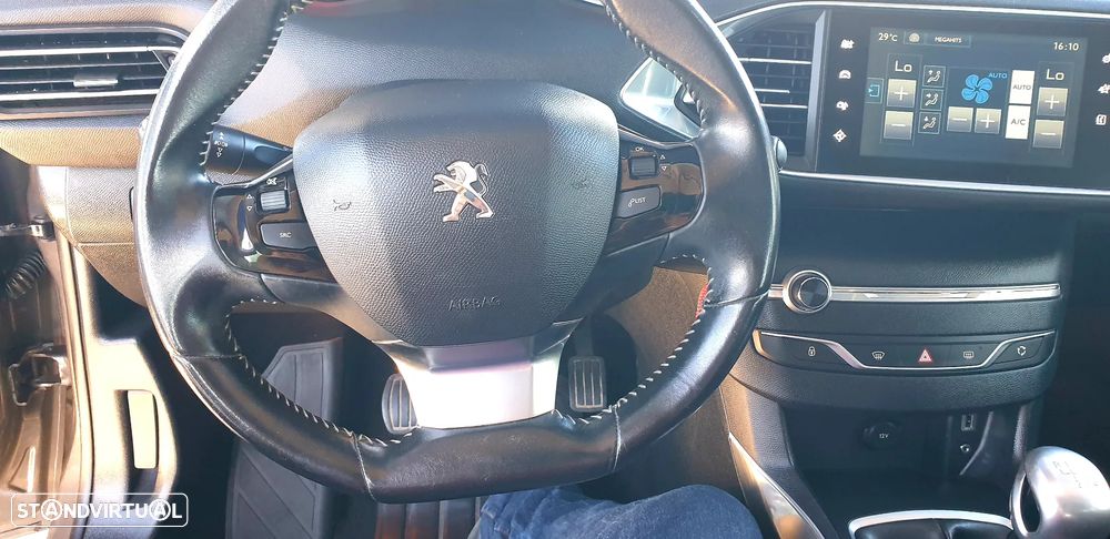 Peugeot 308 1.2 PureTech Allure - 29