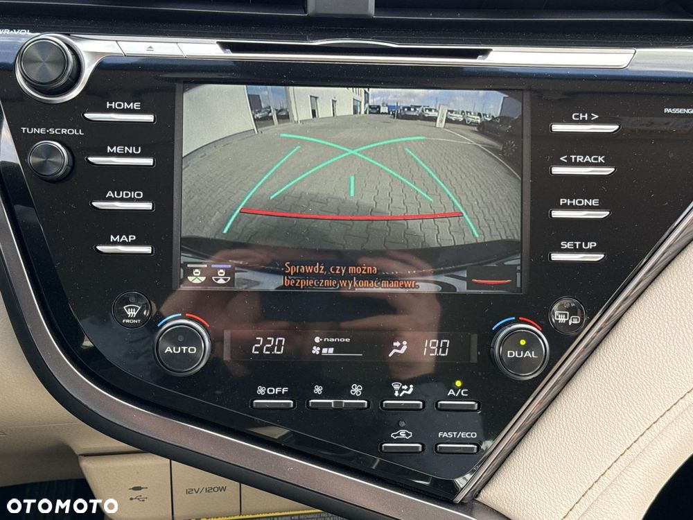 Toyota Camry 2.5 Hybrid Executive CVT - 17