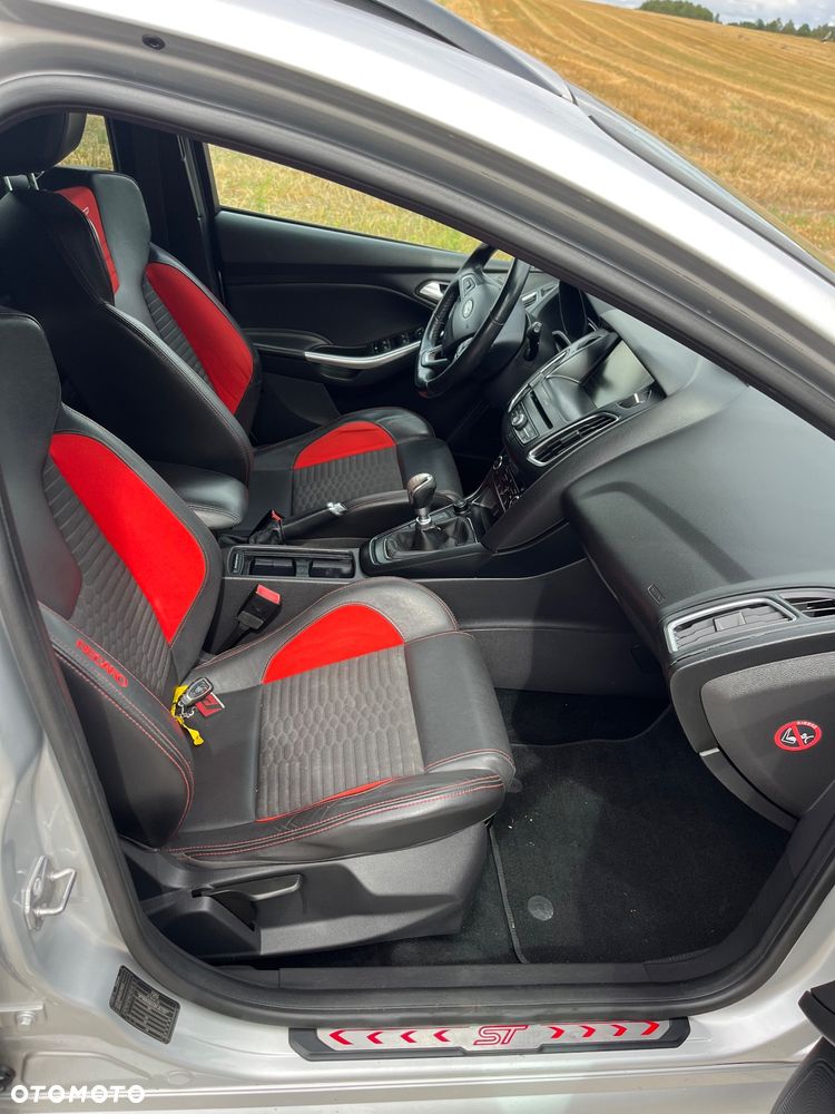 Ford Focus 2.0 EcoBoost ST - 17