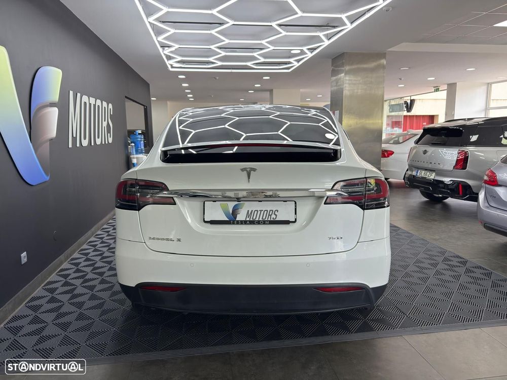 Tesla Model X - 10