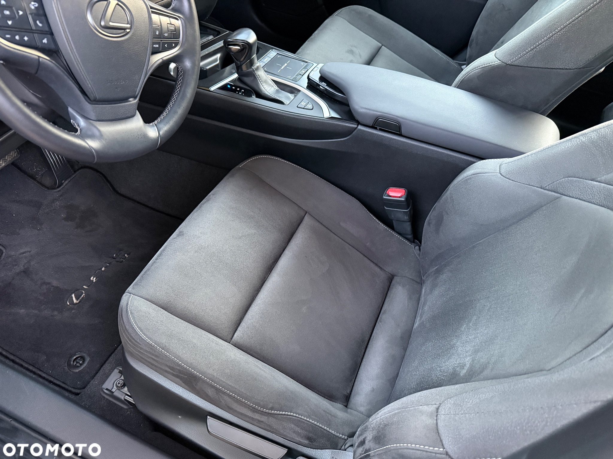 Lexus UX 250h Business Edition - 23