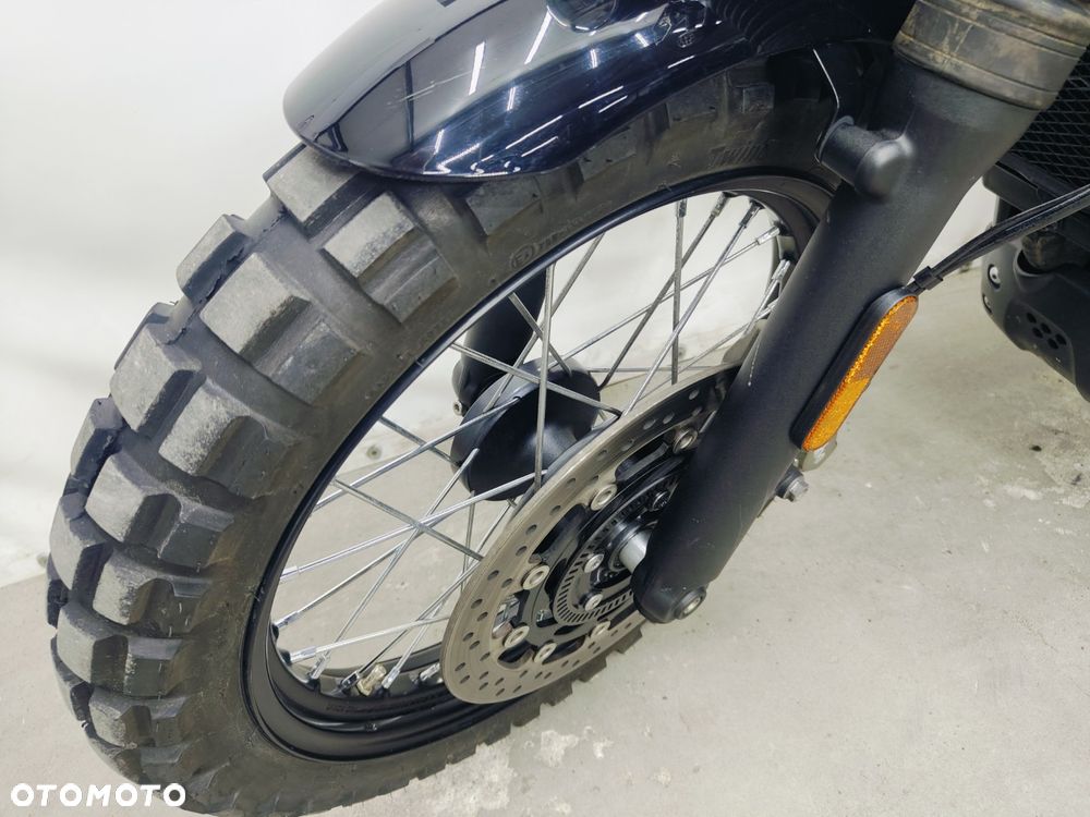 Triumph Street Scrambler - 22