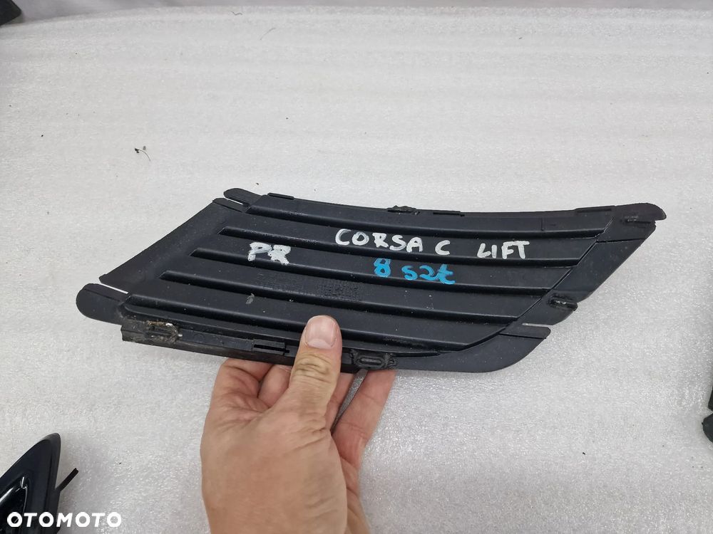 OPEL CORSA C LIFT 03-06 PRAWA KRATKA BOCZNA ZDERZAKA PRZEDNIEGO PRZÓD BEZ HALOGENÓW , NR AUKCJI B/63 - 4