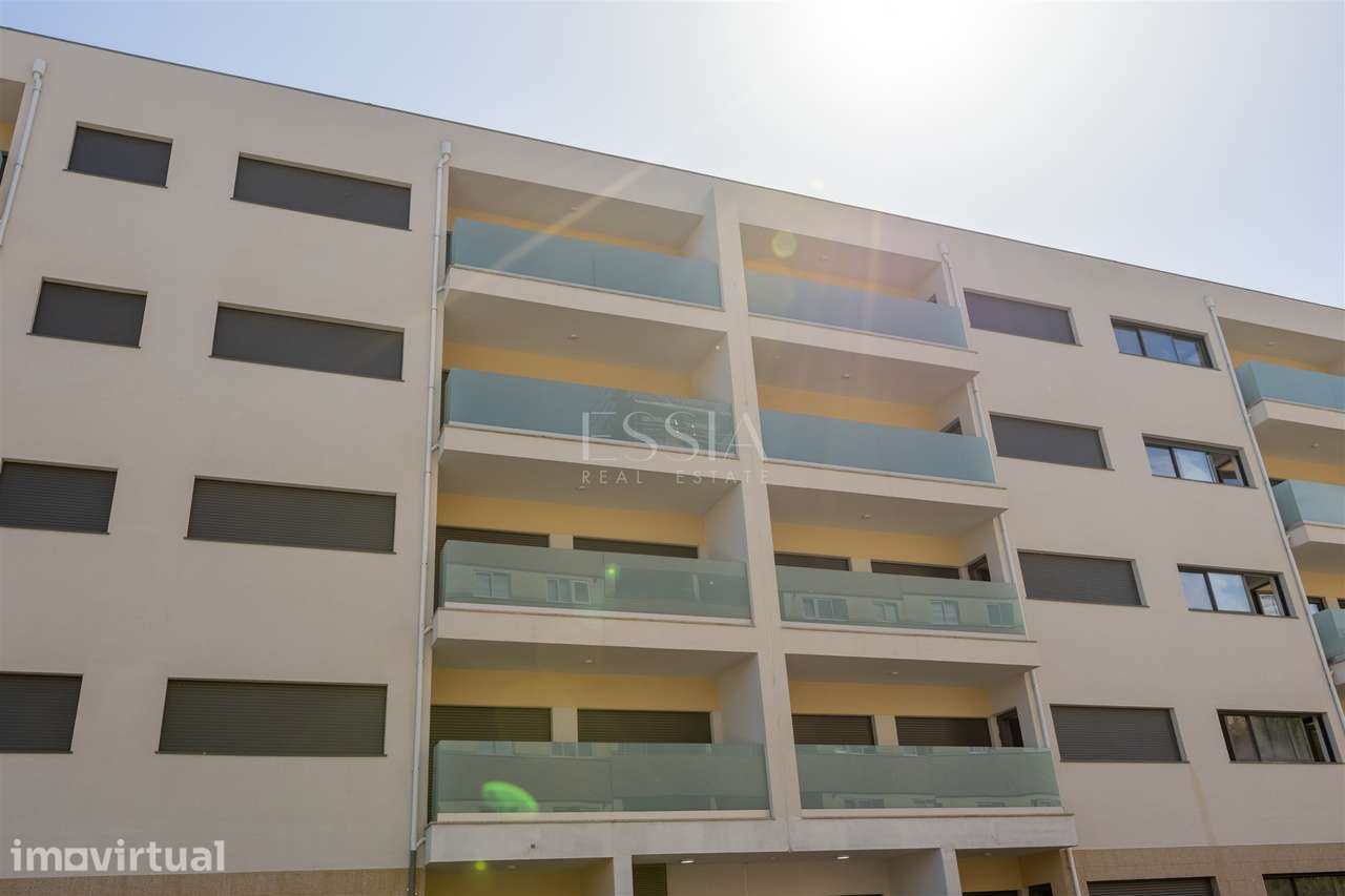 Apartamento T3 com Varanda, Arrumo e 2 Lugares de Garagem - Grande imagem: 2/36