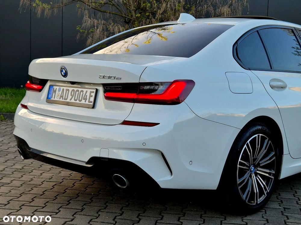 BMW Seria 3 330e M Sport - 10