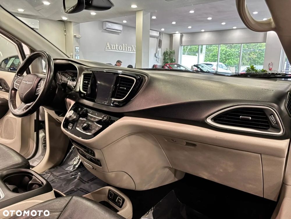 Chrysler Pacifica - 10
