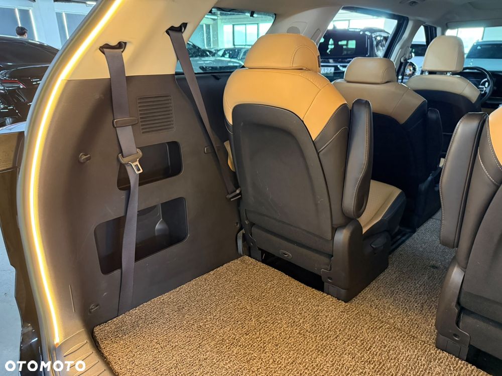 Kia Carnival - 8