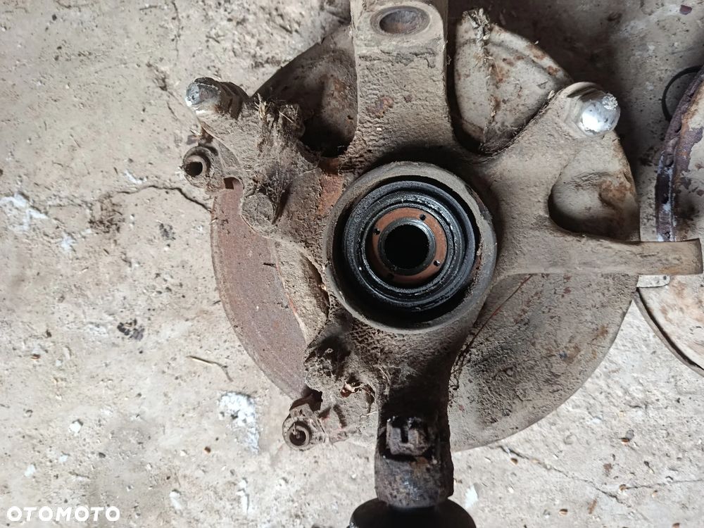 Zwrotnica przód prawa lewa Nissan Terrano 1 - 6