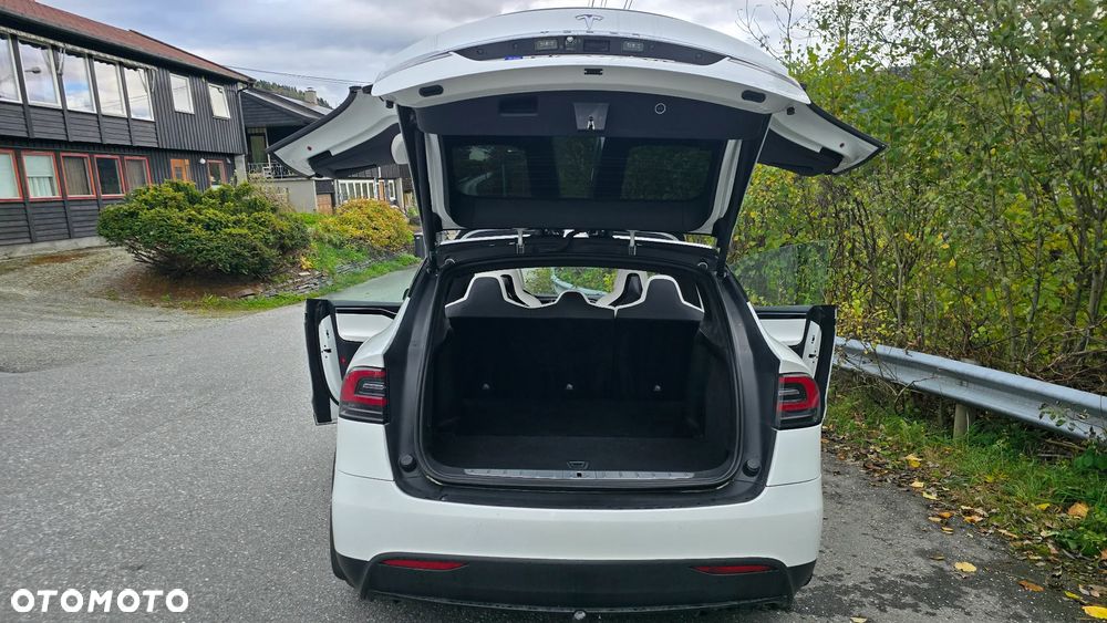 Tesla Model X - 18