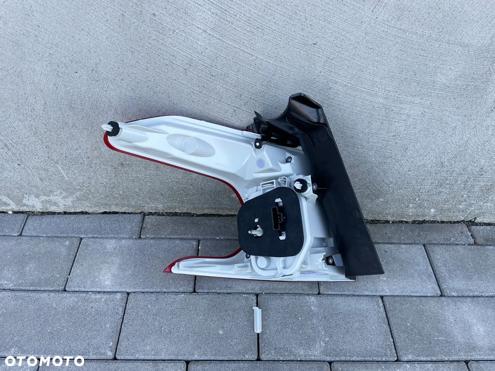 LAMPA TYLNA PRAWA PEUGEOT 2008  2013-2016 - NOWA VALEO - 2