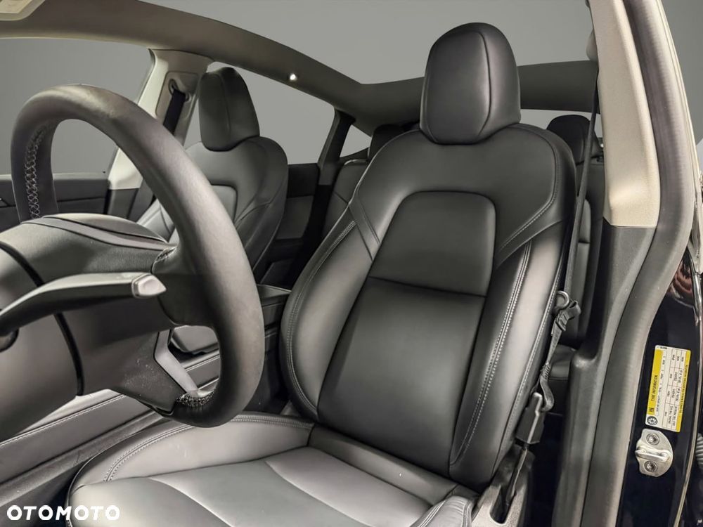 Tesla Model Y Long Range AWD - 28