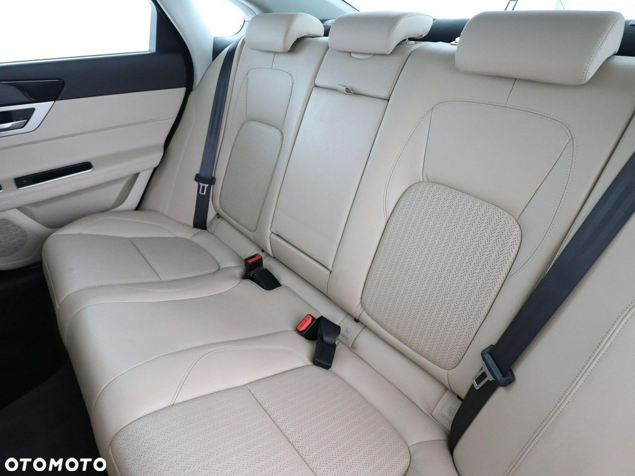 Jaguar XF 20d Portfolio - 17