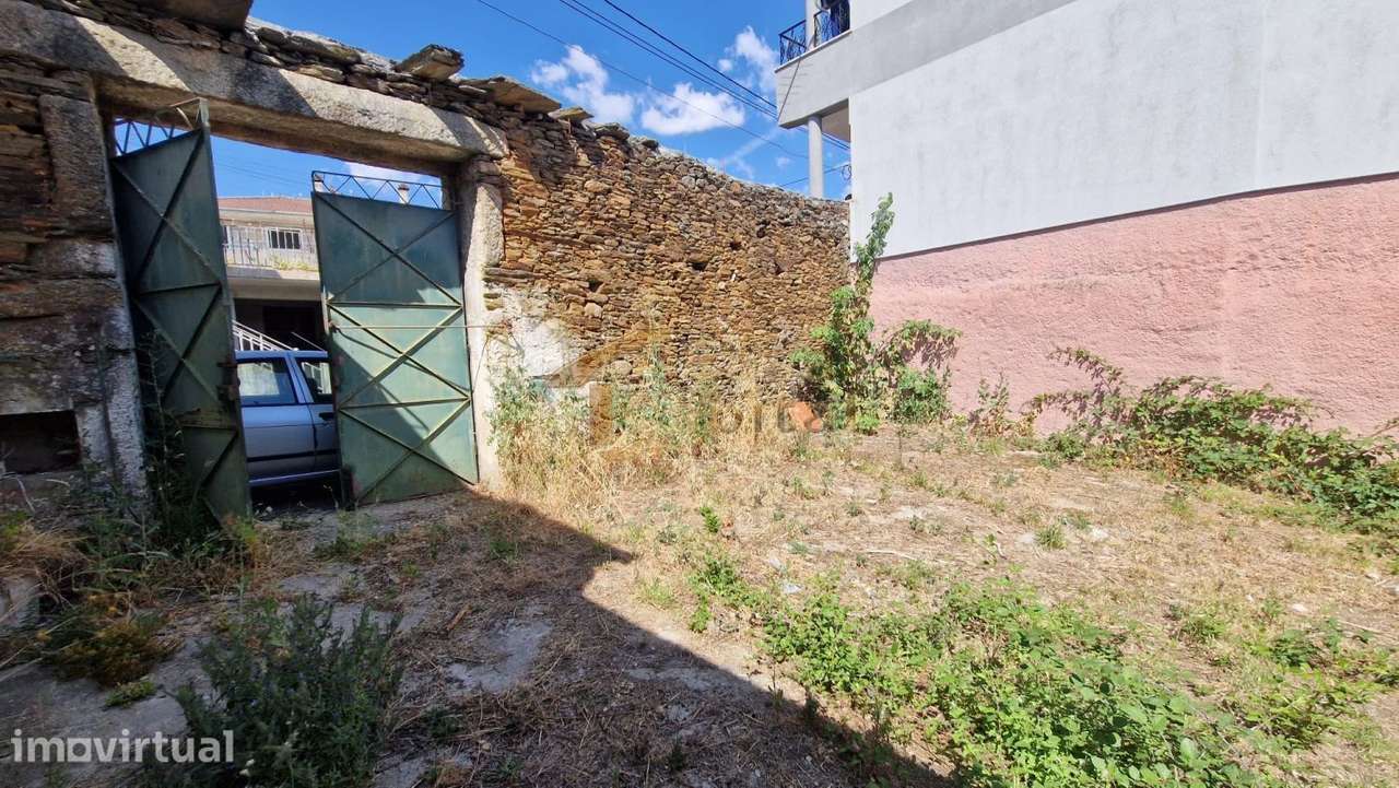 CASA COM TERRENO - Grande imagem: 4/18