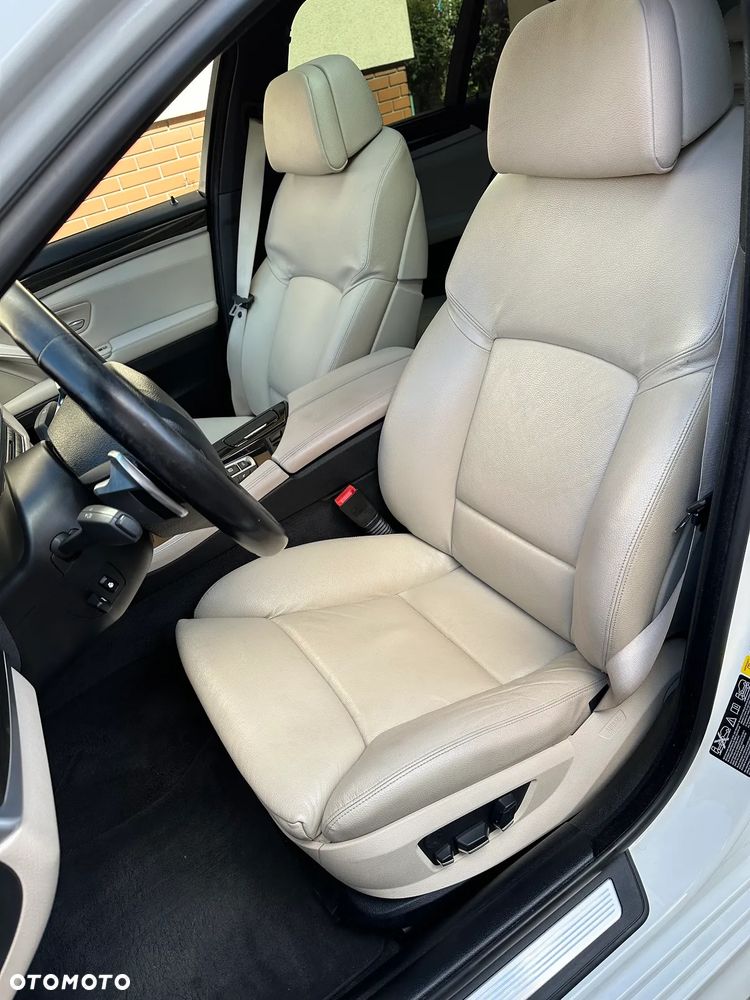 BMW Seria 5 550i xDrive Sport-Aut - 12