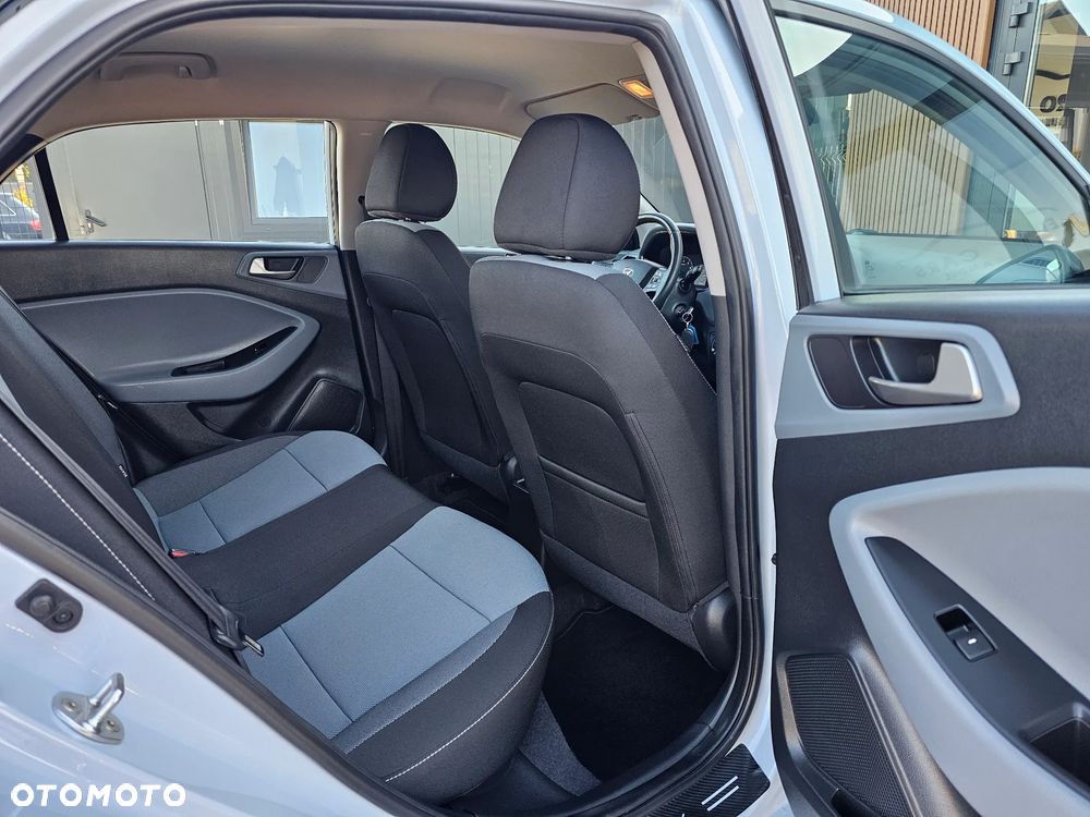 Hyundai i20 blue 1.2 Trend - 12