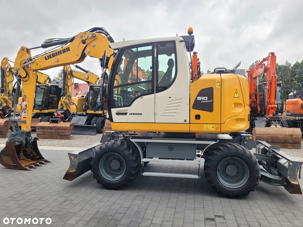Liebherr A910 compact / 3 łyżki + widły / 2018rok / 2 x pług / - 7