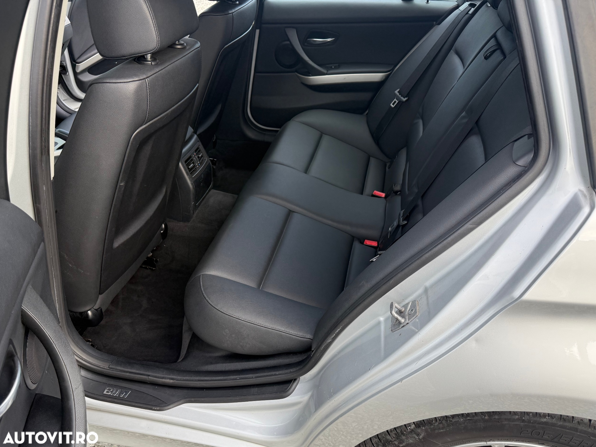 BMW Seria 3 318d DPF Touring - 16