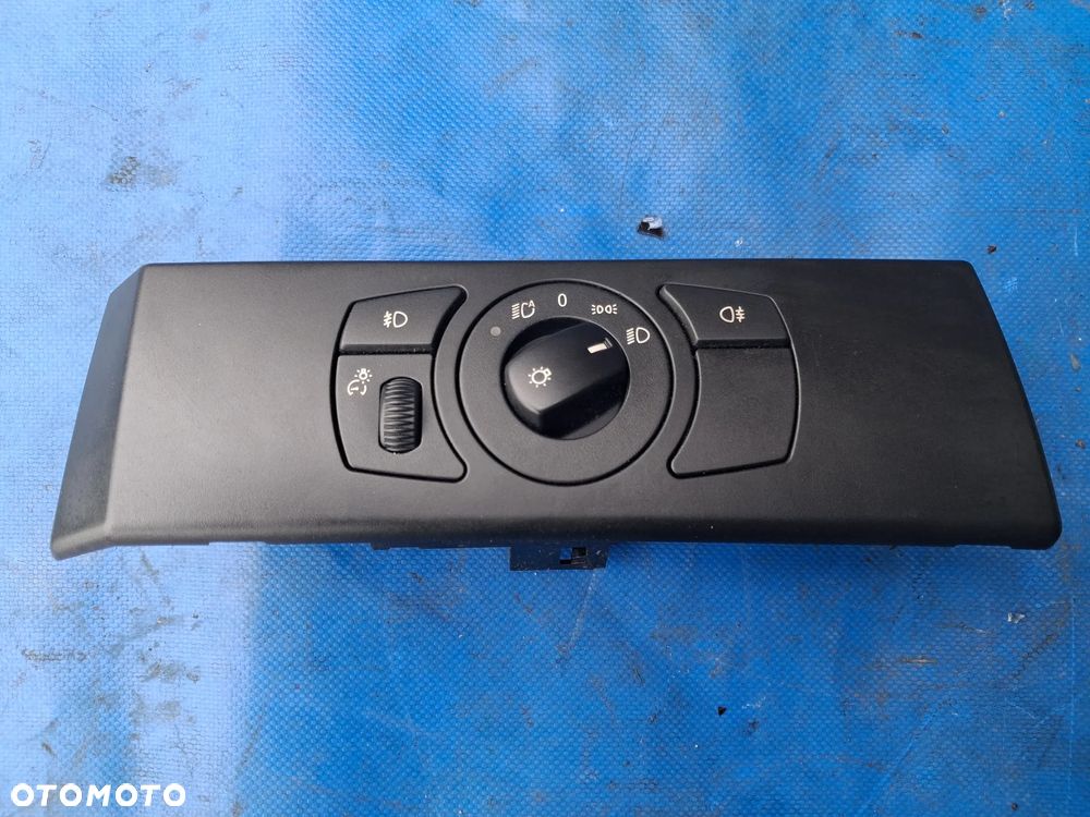 BMW 5 E60 E61 OKAZJA WYPRZEDAŻ POZOSTAŁOŚCI Antena rekin oryginał // Włącznik świateł xenon 6925287  //  Czujnik poziomowania lamp reflektorów 1093697  //  Ramka lewarka dźwigni skrzyni biegów automat podświetlenie 7034089 //  Zbiornik płynu spryskiwaczy 61667055349 pompka 8377430 //  atrapa nerki grill maski  //  Klema minus minusowa  //  Zapalniczka gniazdo zapalniczki  //  Odbłyśnik zderzaka tył tylnego lewy odbłysk sedan  //  Kierunek kierunkowskaz w błotnik - 10