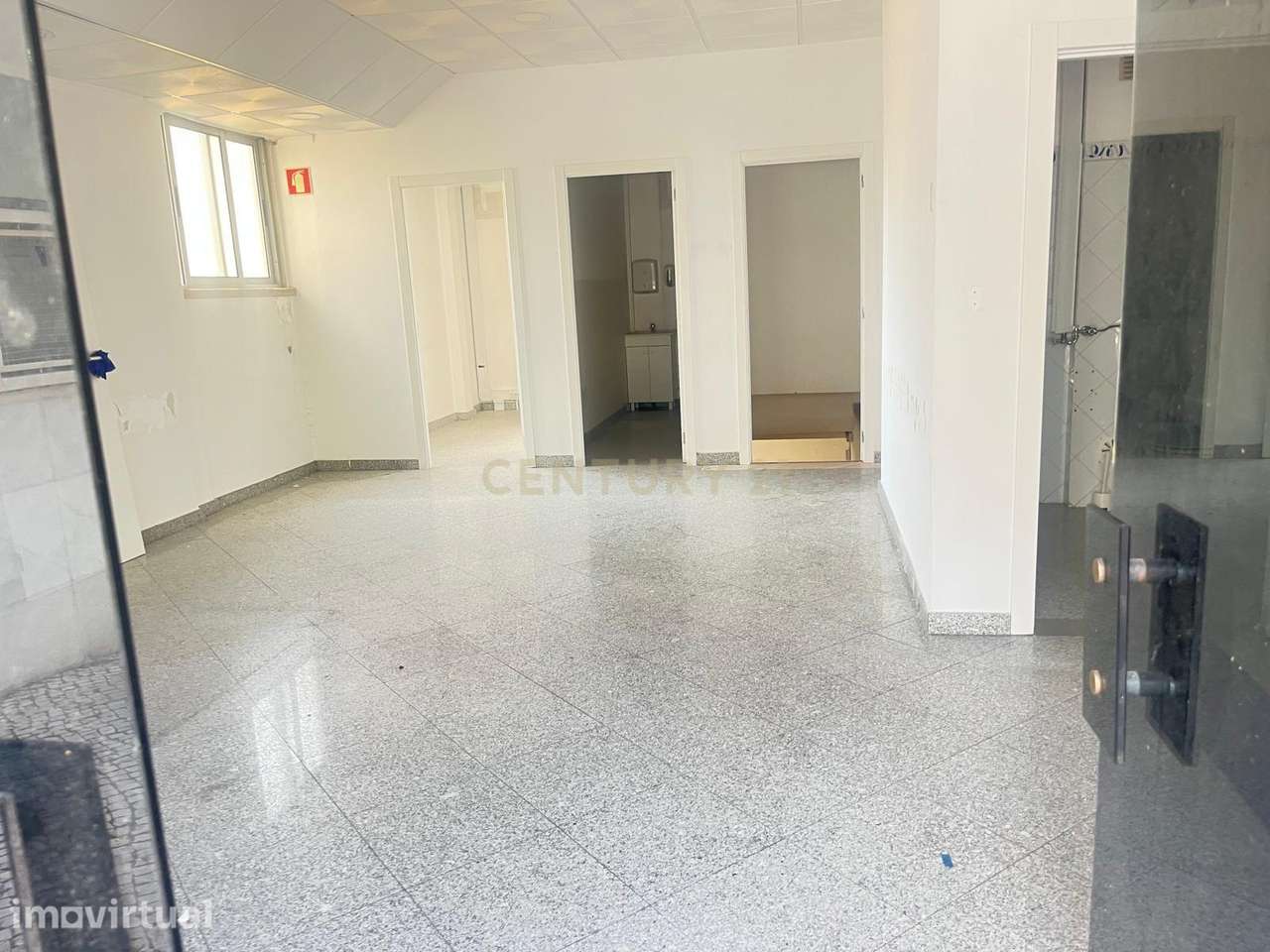 Loja em Benfica, Lisboa - 188m² com 3 casas de banho. - Grande imagem: 3/16