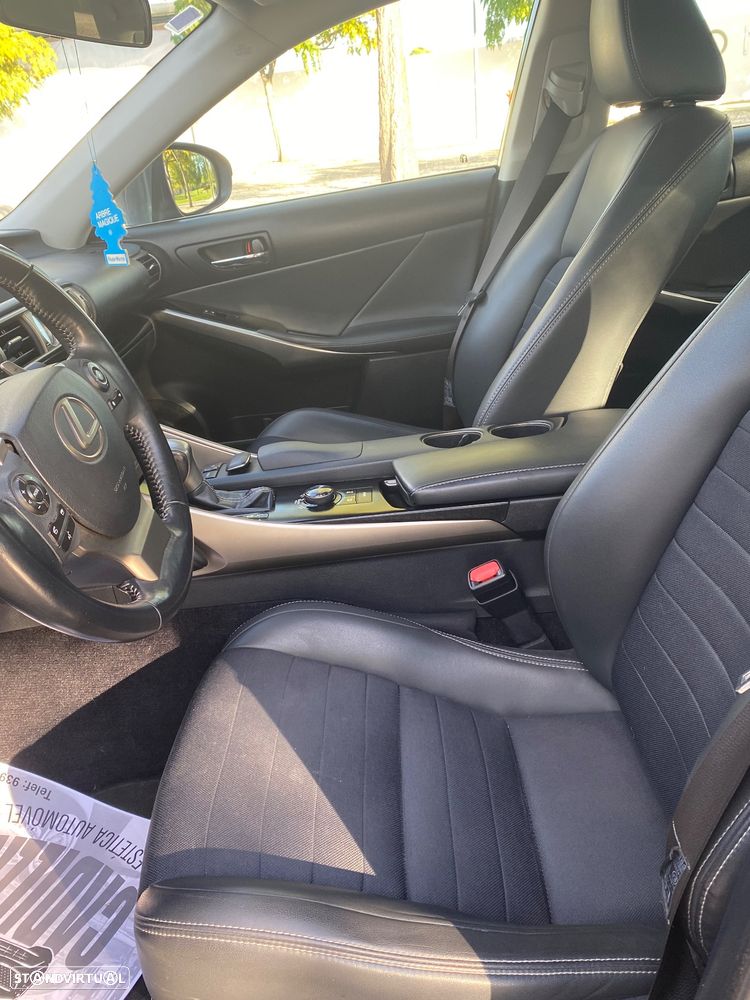 Lexus IS 300H - 7