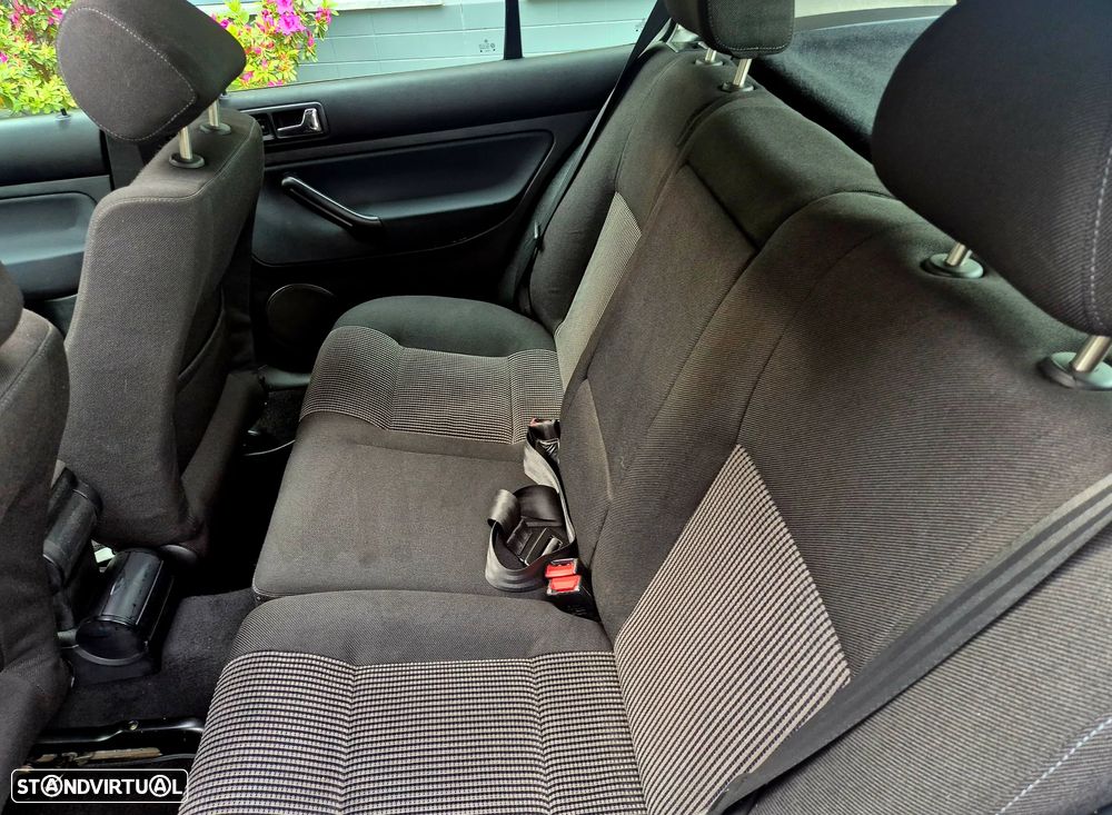 VW Golf 1.9 TDi 25 Anos - 31