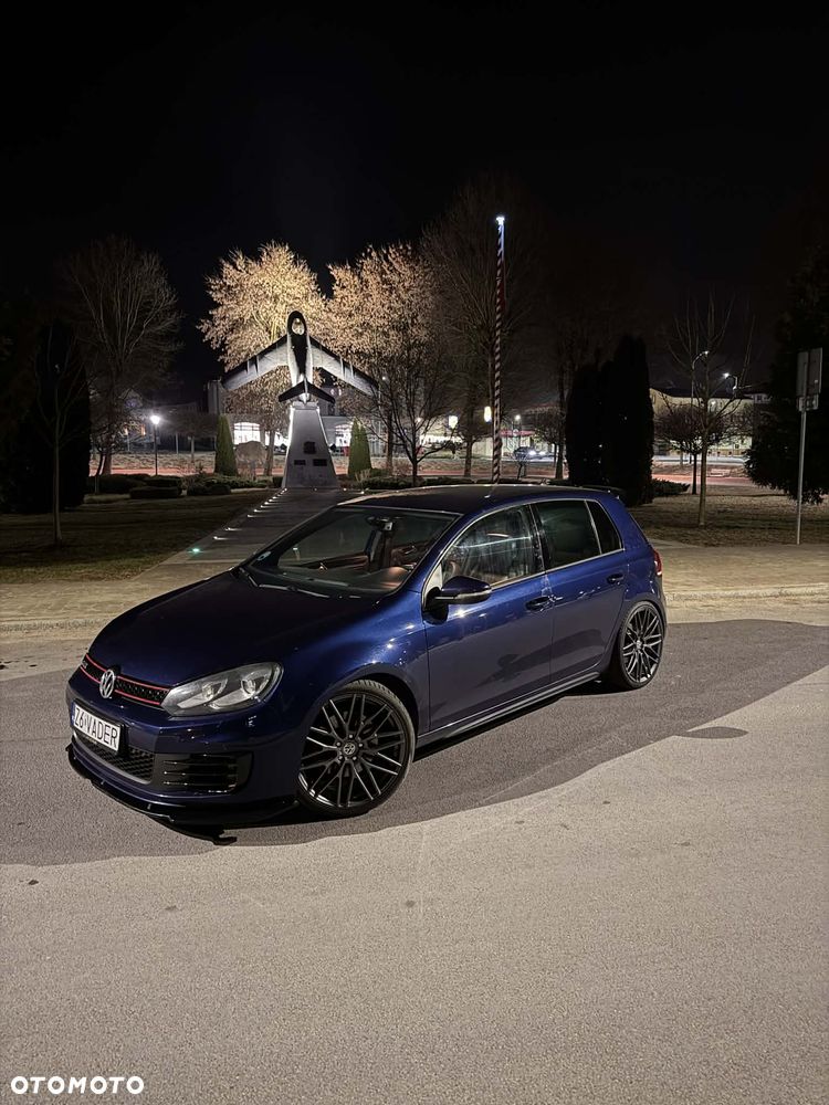 Volkswagen Golf - 1