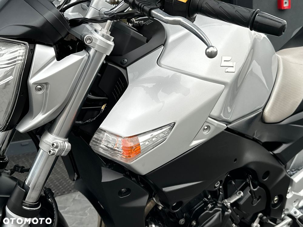 Suzuki GSR - 38