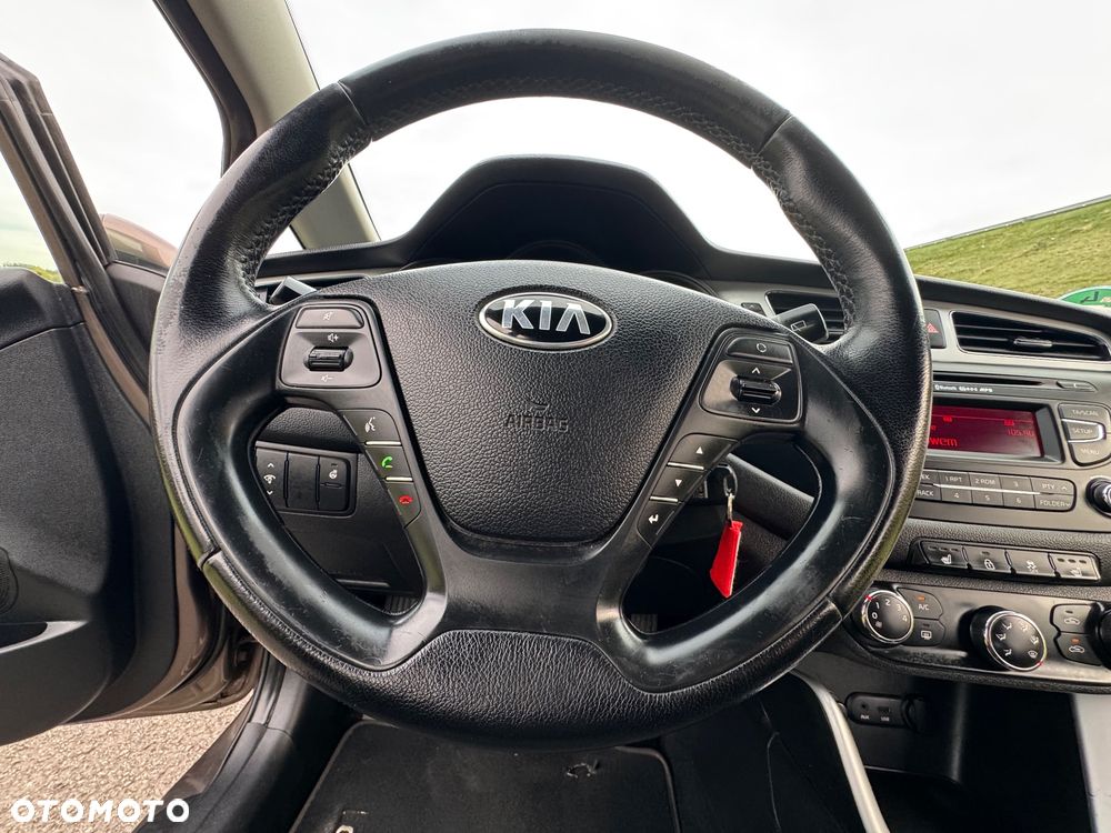 Kia Ceed 1.4 CVVT Fifa World Cup Edition - 36