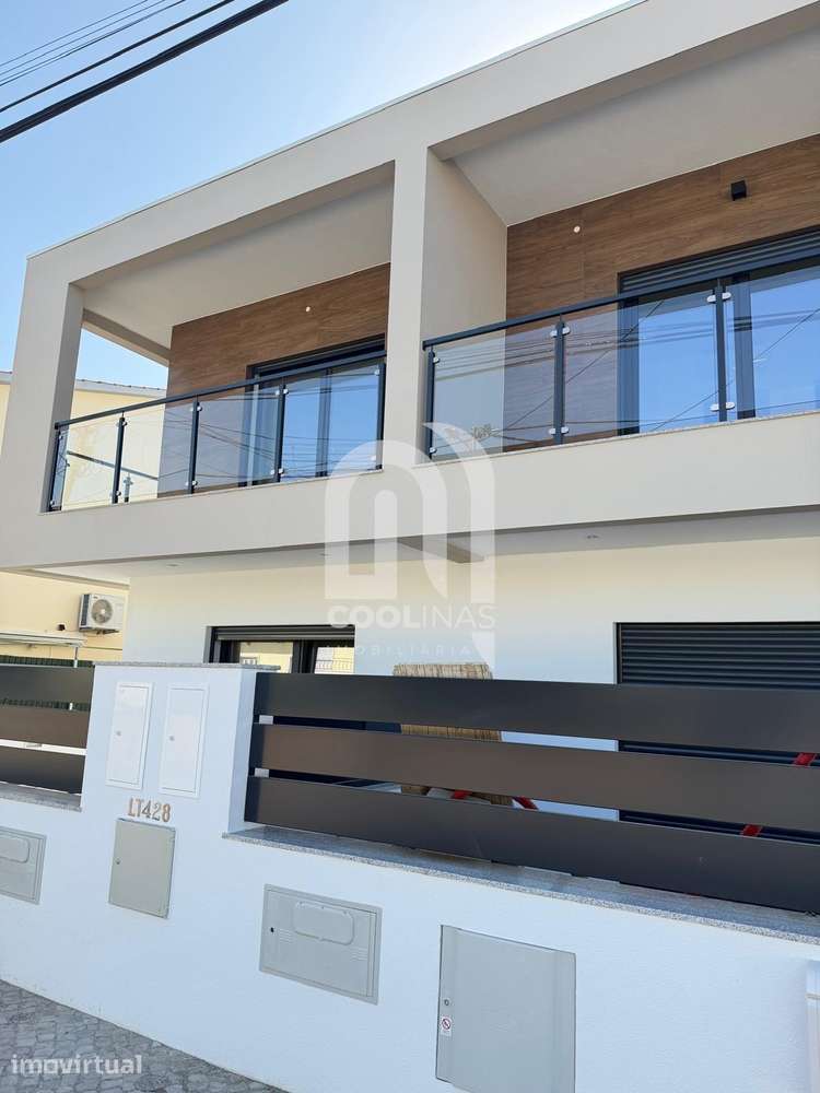 Moradia T3 na Quinta do Conde – Conforto, Modernidade e Tranquilidade - Grande imagem: 2/43