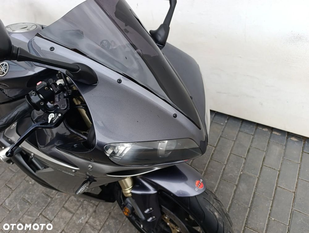 Yamaha R1 - 32