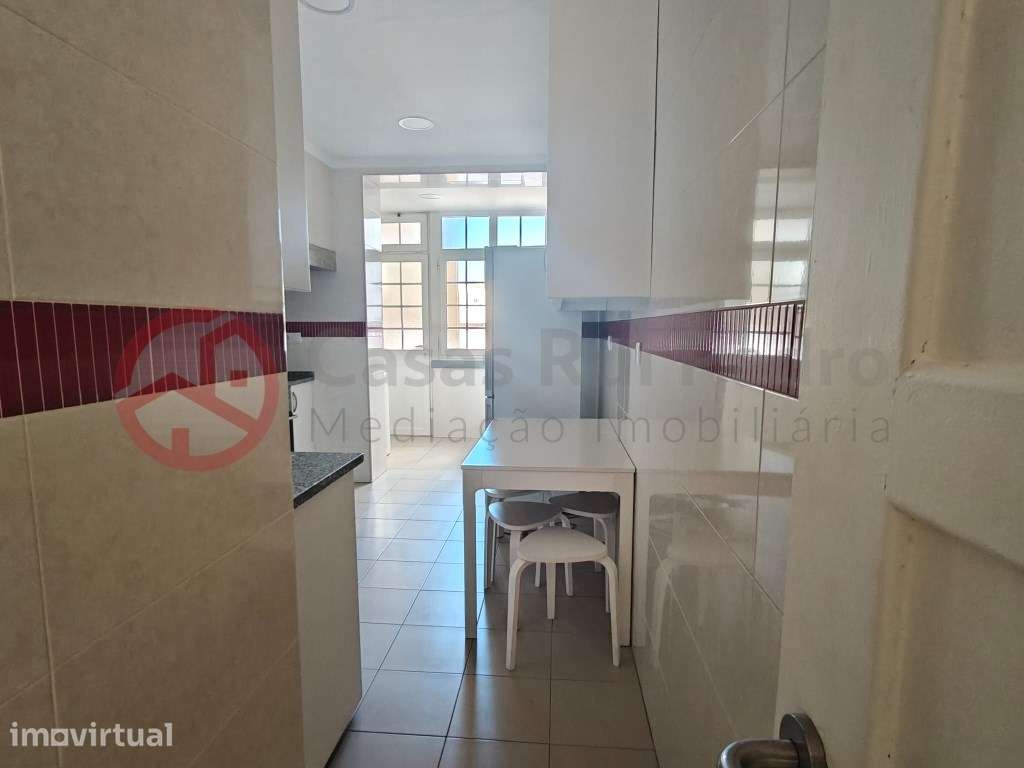 Apartamento T5 com terraço e duas varandas no Arreiro - Grande imagem: 3/21