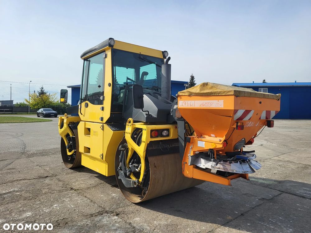Bomag BW 154 AP 4 AM + rozsypywacz grysu z Niemiec - 5