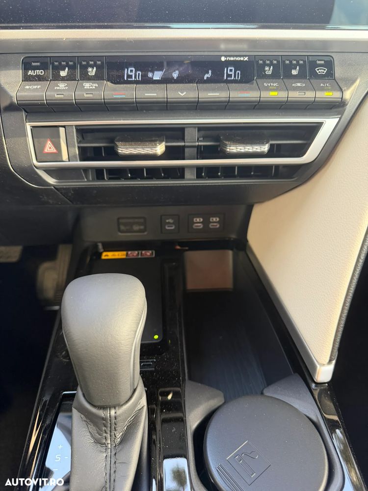 Toyota Camry 2.5 HEV Luxury - 17