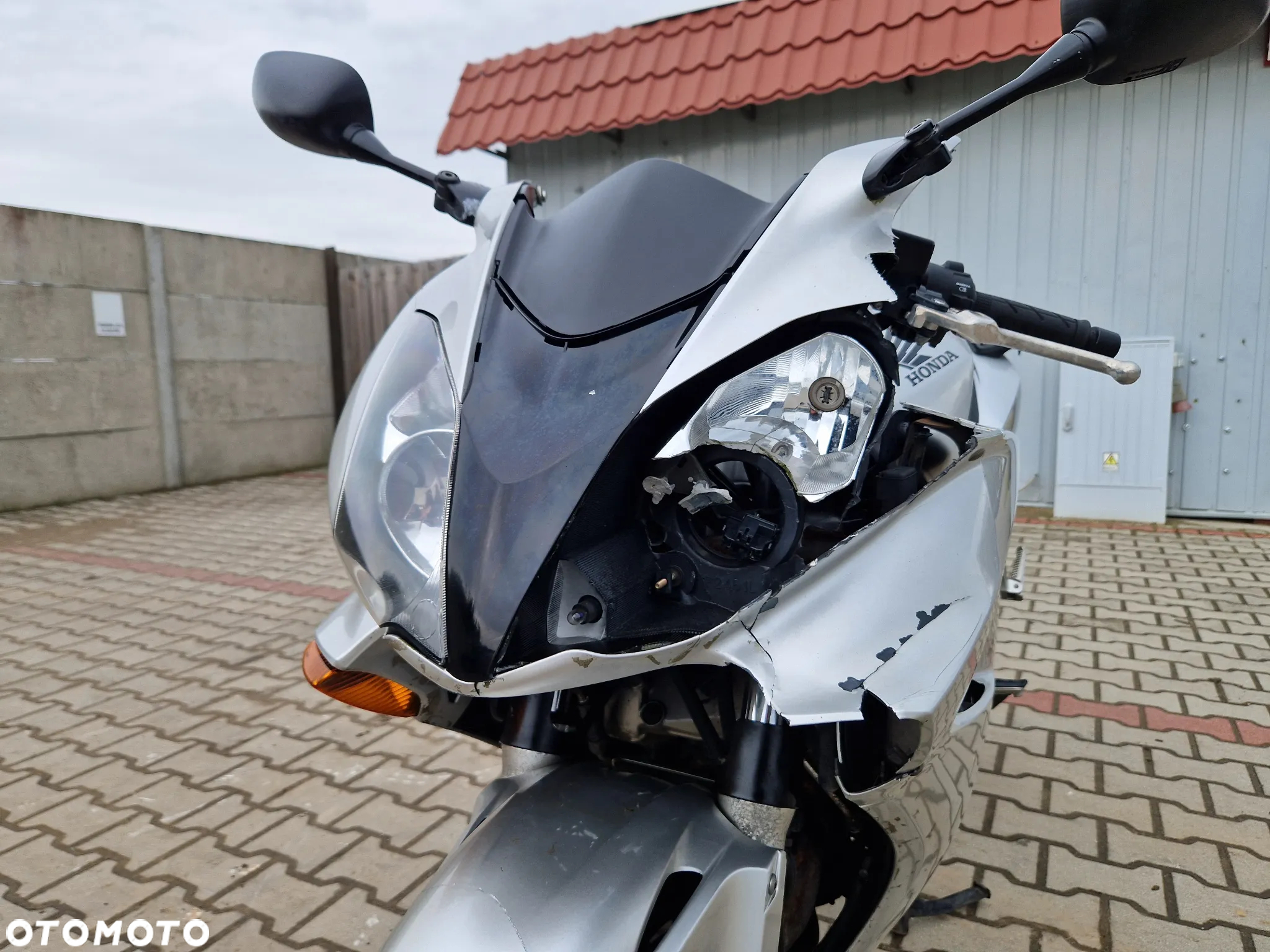 Honda VFR - 16