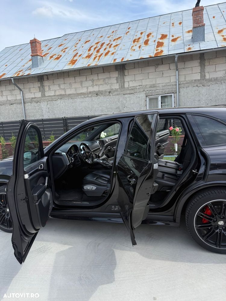 Porsche Cayenne 3.0 L - 6
