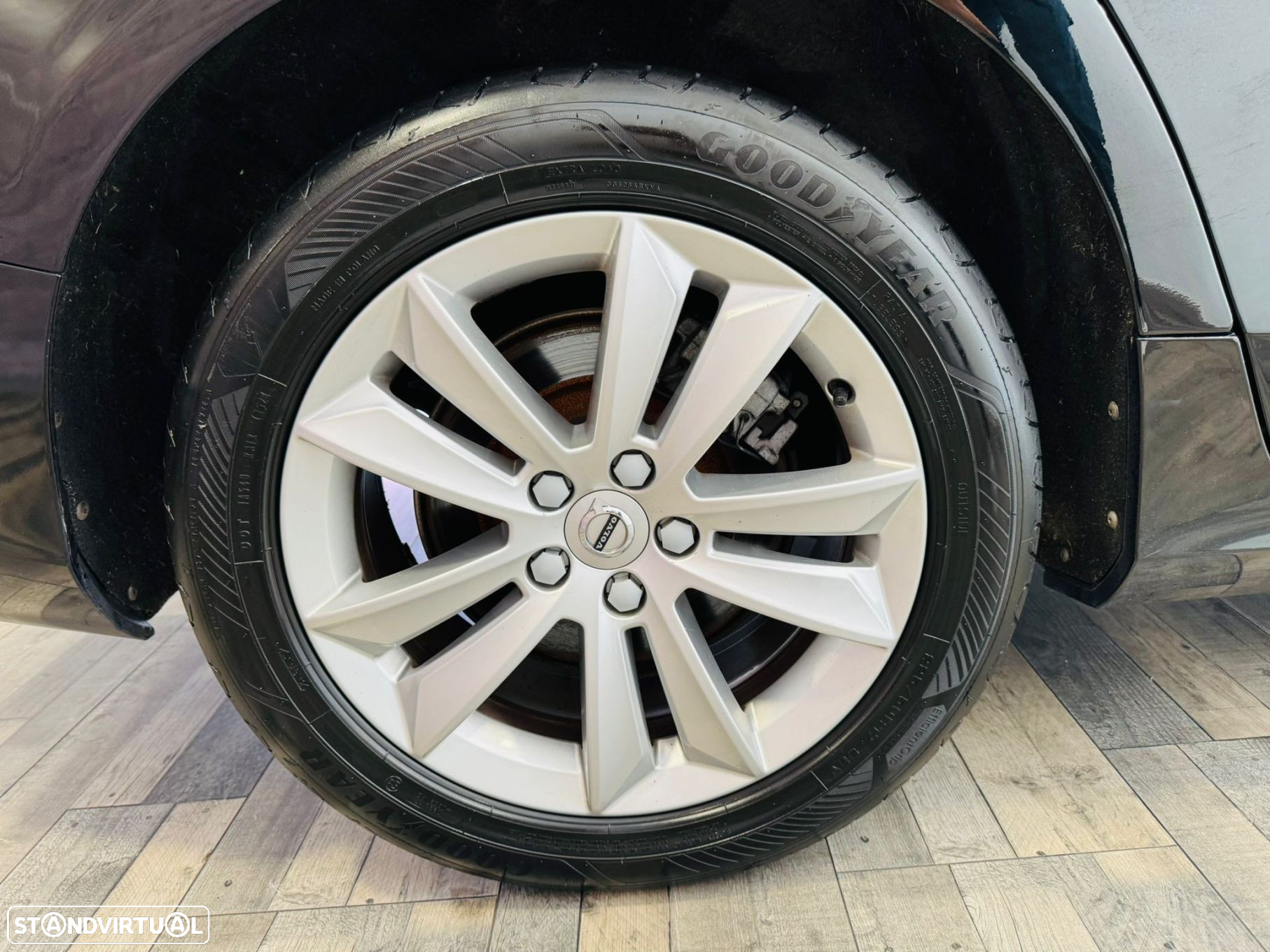 Volvo V60 2.0 B4 Momentum Core Geartronic - 23