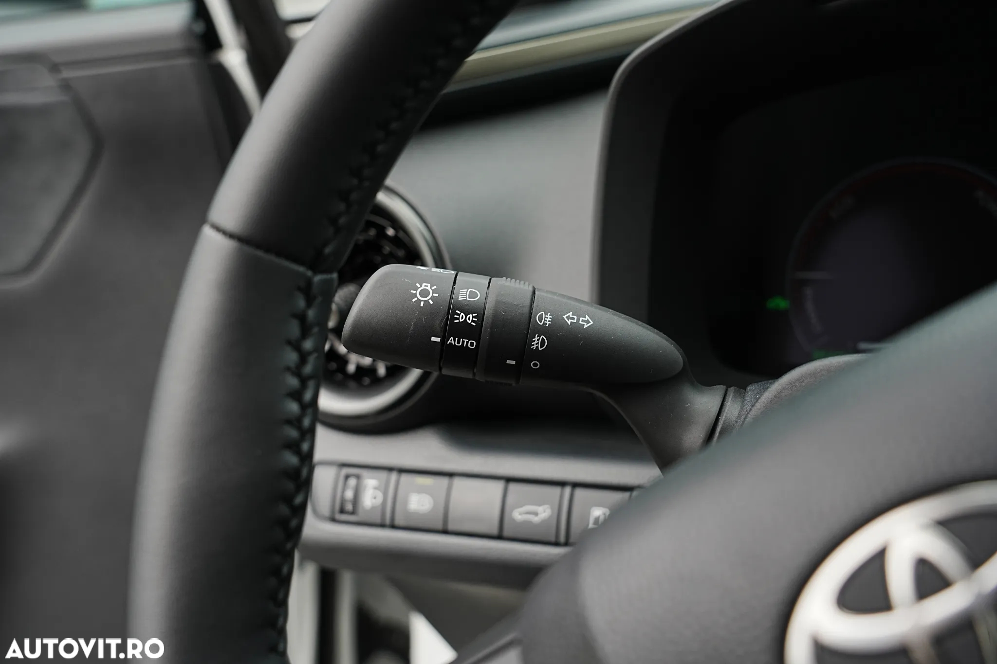 Toyota C-HR 1.8 HSD 122 CP 4x2 CVT C-lassy bi-tone - 28