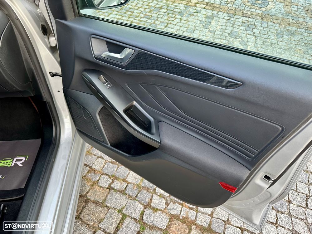 Ford Focus SW 1.0 EcoBoost Hybrid ST-LINE X - 40