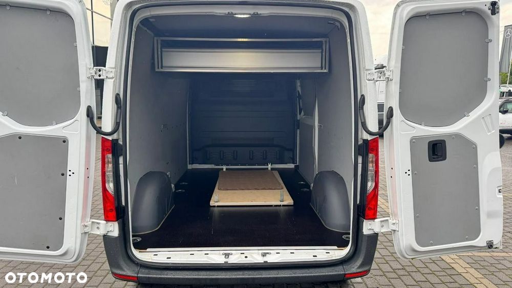 Mercedes-Benz Sprinter - 25