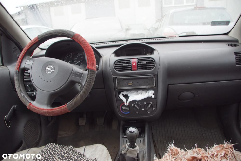 Auto na części - Opel Corsa C Lift 1.2 80 KM Z12XEP F13 4OU 2004R Silnik Skrzynia Drzwi Maska Błotnik Klapa Zderzak Lusterko Lampa Klamka Szyba Deska Kokpit Sterownik Moduł Czujnik Licznik Panel Wyświetlacz Kierownica - 17