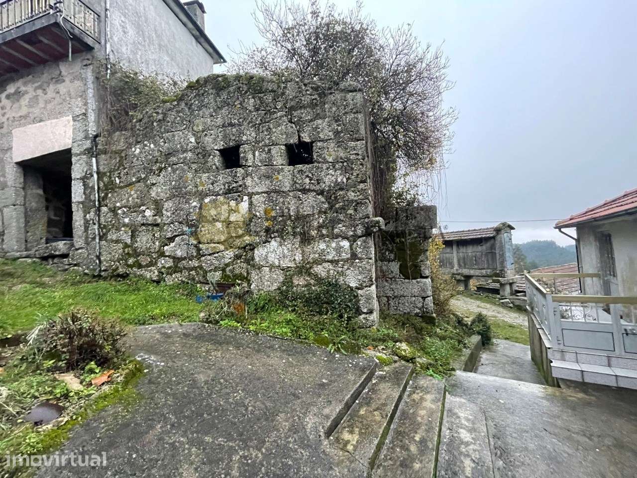 Moradia em granito para recuperar com amplo terreno - Celorico de Bast - Grande imagem: 3/9